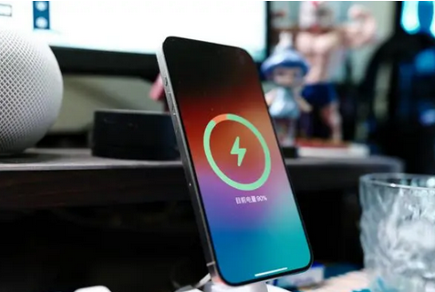 东莞苹果15换屏服务分享用什么充电器给iPhone15充电更好 